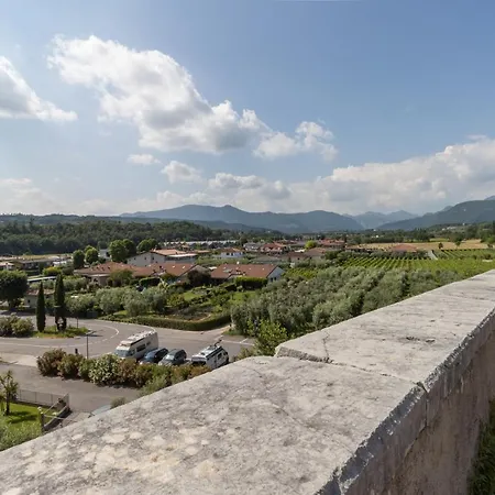 In Piazzetta Puegnago del Garda